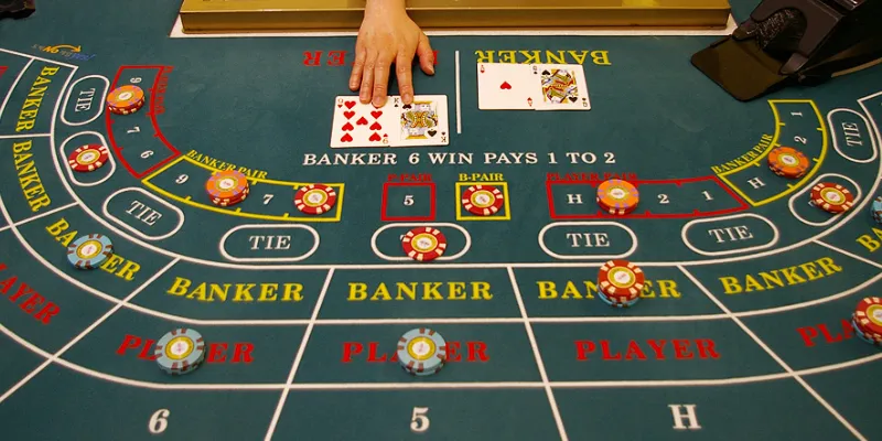Cấu trúc chia bài và quy luật của trò Baccarat như thế nào?